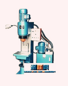 徑向鉚接機應該如何操作？