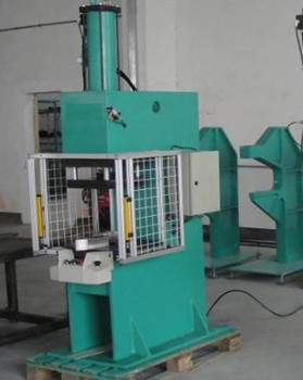 汽車行業(yè)如何運用鉚接機提高組件質量和生產效率？