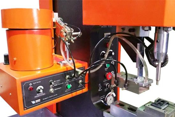 自動送料鉚接機不僅安裝方便且提高生產(chǎn)效率！ 圖1