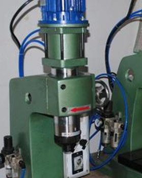 為什么氣壓鉚接機(jī)使用中鉚釘會(huì)發(fā)燙？